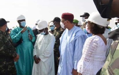 VISTE DU PRESIDENT DE LA REPUBLIQUE SEM BAZOUM MOHAMED SUR LE SITE DE TRAVAUX D’URGENCE POUR LA REHABILITATION ET LA CONSOLIDATION DES PERIMETRES ET DIGUES DE LAMORDE, COMMUNE 5 DE NIAMEY