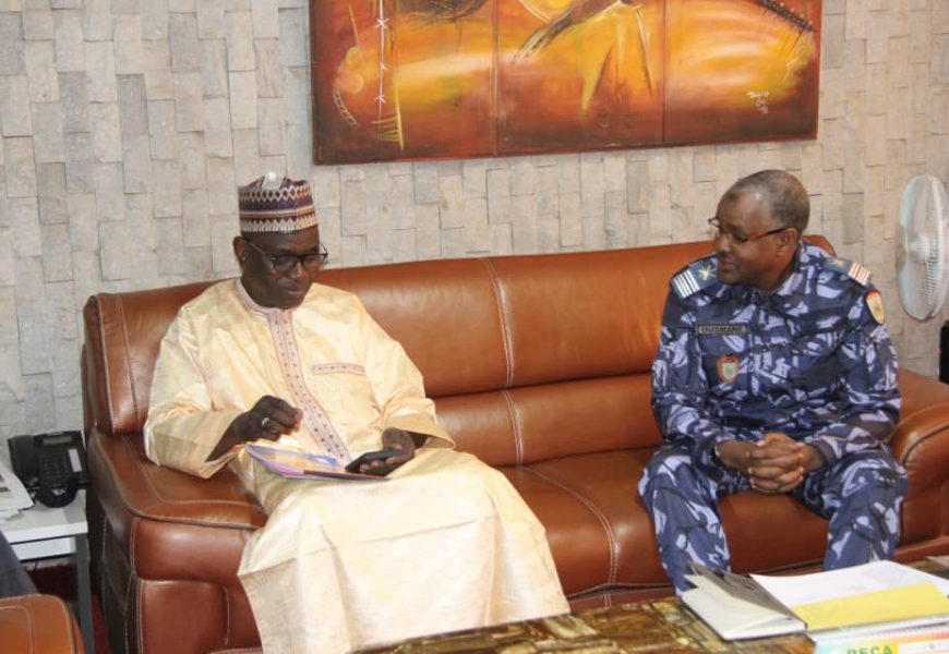 Séance de travail du Ministre de l’Agriculture et de l’Élevage le Colonel Mahaman Elhadj Ousmane avec le Ministre au près du premier ministre chargé des finances Boubacar Saidou Moumouni, le Représentant résident de la Banque Mondiale au Niger Han Fraeters et ses collaborateurs, le SG/MAGEL ainsi que les cadres du Ministère de l’Économie et des Finances